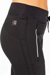 Detail van een zwarte stretch trainingsbroek voor dames met een logo, ritszakken en trekkoord.
