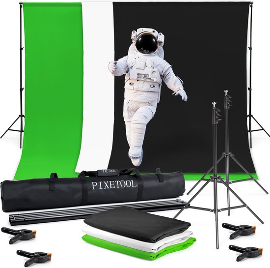 Astronaut in wit ruimtepak zwevend voor een groene, witte en zwarte achtergrond. Naast de achtergrond liggen een draagtas, steunstokken en klemmen.