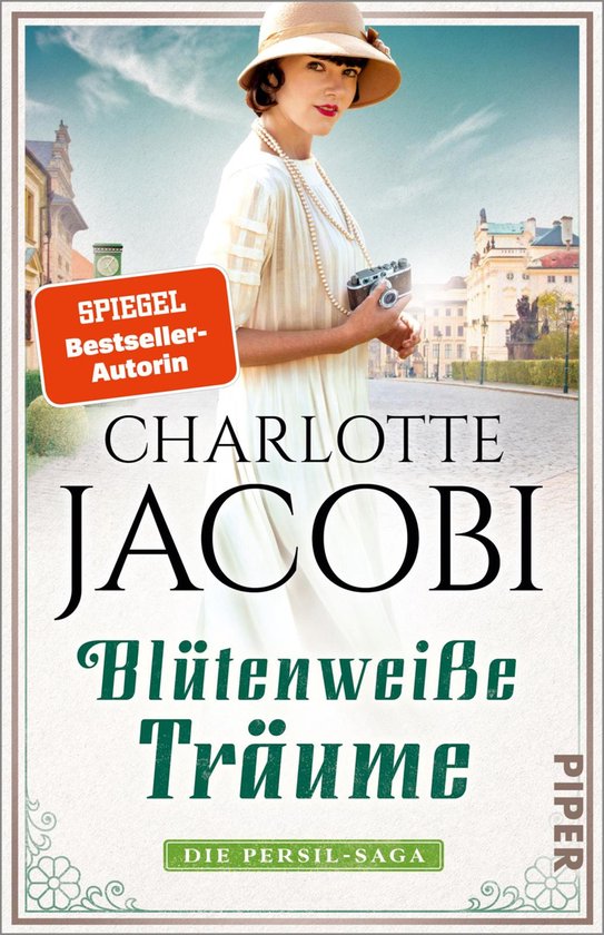 Model met zonnehoed en parelketting, vasthoudend aan een oude camera. Spiegel Bestseller Auteur.