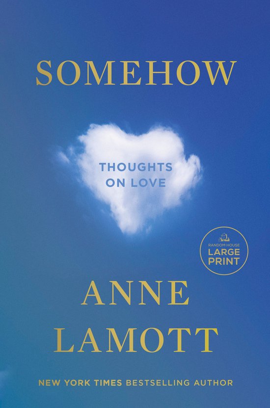 Couverture du livre "SOMEHOW" avec le titre "THOUGHTS ON LOVE" par ANNE LAMOTT en lettres jaunes sur un ciel bleu avec un nuage en forme de cœur. "RANDOM HOUSE LARGE PRINT" est également indiqué.