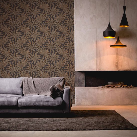 Een moderne woonkamer met een grijze bank, een open haard en een muur behangen met donker behang met gouden bladeren.