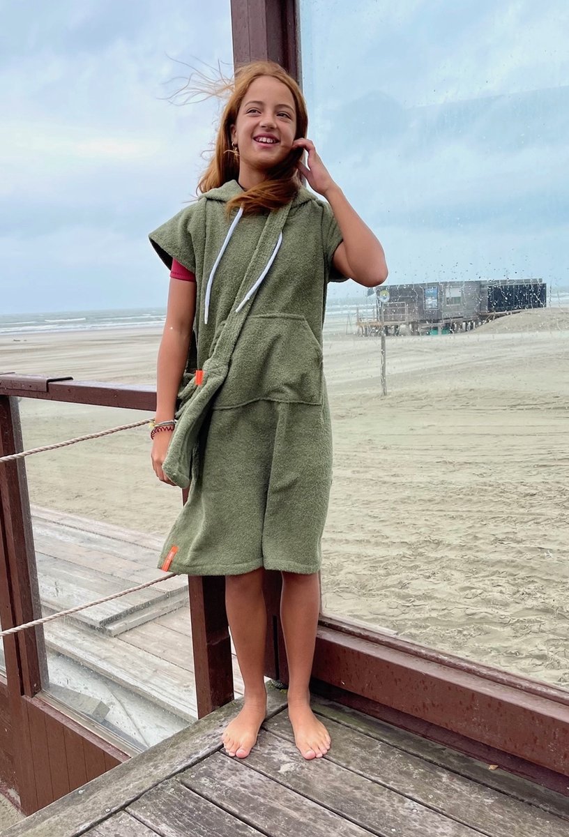 Surfponcho Kind Olijfgroen - 8-10 jaar - met Capuchon - 100% Katoen, Badstof 450 gr/m2 - Unisex - Jongens & Meisjes - Poncho - Badcape -Surf Accessoires