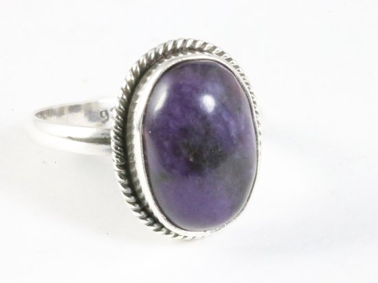 Bewerkte ovale zilveren ring met paarse charoiet - maat 19