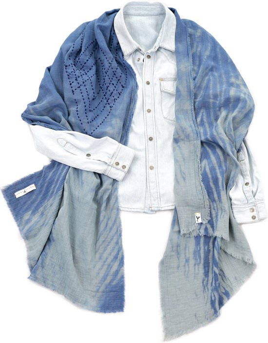 YELIZ YAKAR - Handmade - enkel exemplaar - “ Shiboru V” hand tie-dyed en hand geborduurd unisex sjaal/omslagdoek - crinkle mousseline double gauze 100% katoen - licht groen en indigo blauw kleuren - designer kleding- zomer sjaal- luxecadeau