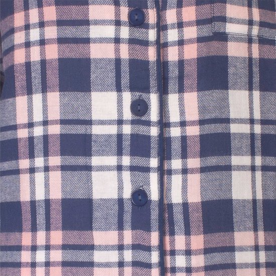 Detail van een donkerblauw, wit en roze geruit nachthemd met knoopsluiting.