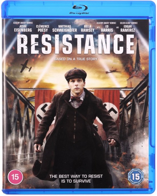 Blu-ray hoes voor de film 'Resistance'. Jesse Eisenberg draagt een donkerbruine jas en pet. Op de achtergrond nazivlaggen en vliegtuigen.