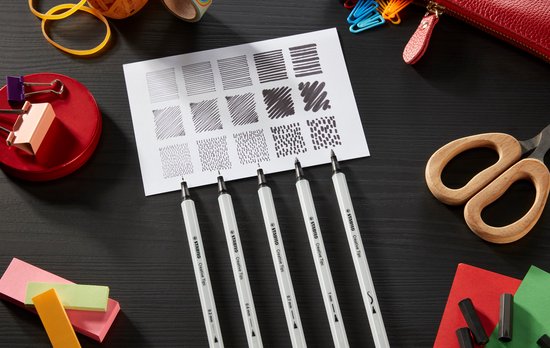 Kruislingse tekening met parallelle lijnen, schuine lijnen en stippen gemaakt met grijze fineliners.
