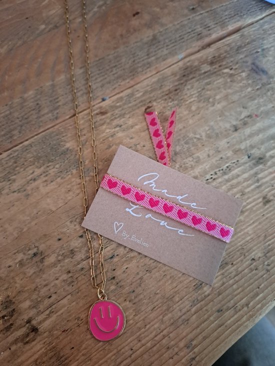 By_Evelien Schakel Ketting Smiley Fuchsia - Verstelbaar - Plated gold - Hip - Geslaagd - Hartjes - Verjaaradgscadeau - Moederdag - Friends