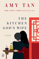 Boekomslag: Twee vrouwen omhelzen elkaar, kijkend naar een altaar met een Boeddhabeeld. "The Kitchen God's Wife" door Amy Tan.