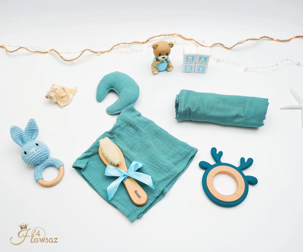 Goedkoopste Baby cadeau 5 stuks - Hawsaz.nl cadeau - Gepersonaliseerde kraamcadeau voor jongens en meisjes - Rammelaar - Bijtring - Knuffeldoekje - Houten borstel met naam - Kraamcadeaus - Babygifts - Geboorte cadeau - Cadeau met naam - pas geboren baby