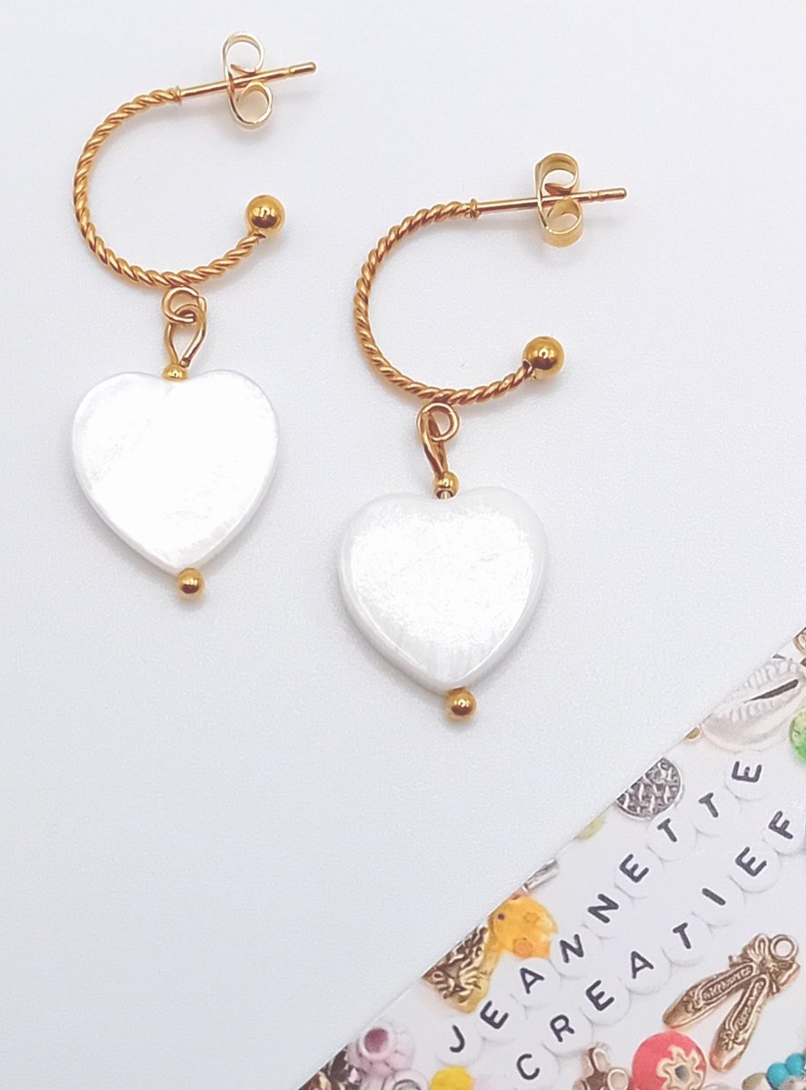 Jeannette-Creatief® - Beach - Oorbellen Golden Earrings Twisted met Schelp Hartjes - Oorringen Twisted - Oorringen met Schelp - Schelp - Hartjes - Oorbellen met Hartjes - Oorringen met Hartjes - Valentijntip - Valentijn - Moederdag
