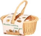 Couper des œufs en bois dans un panier en osier en plastique