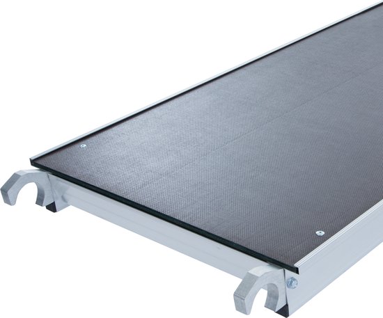 Aluminium rolsteiger platform van 305 cm met een zwart, antislip werkblad en gebogen haken aan de uiteinden.