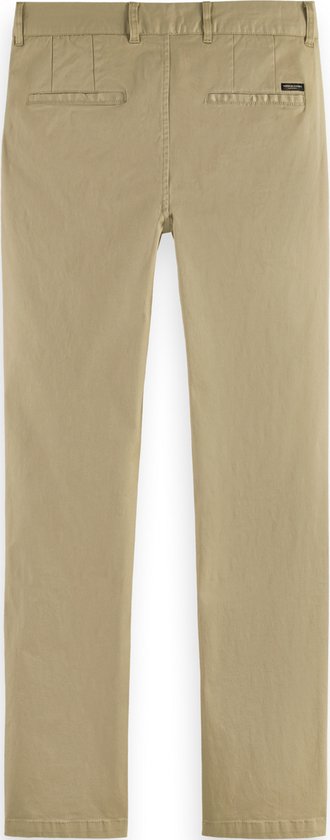 Achterkant van een beige chino, plat gelegd, met twee steekzakken en een logo.