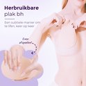 Een beige plak-bh, getoond op een vrouw. Text: Herbruikbare plak bh.