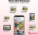 Verschillende digitale fotolijsten en een smartphone die foto's delen met familieleden op verschillende locaties in huis.