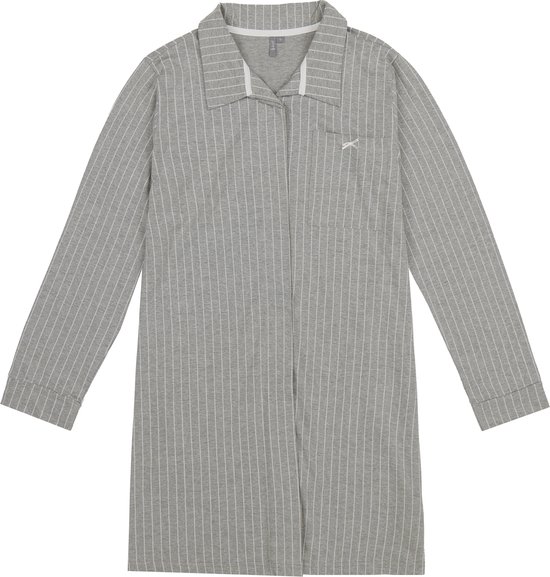 Grijs nachthemd met lange mouwen, verticale witte strepen, kraag, borstzakje en knoopsluiting.