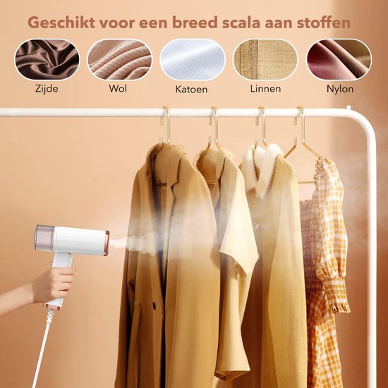 Hand met witte Cleanforce kledingstomer stoomt diverse kledingstukken van zijde, wol, katoen, linnen en nylon.