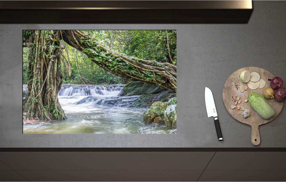 Inductieplaat Beschermer - Boom in het Midden van Stromende Rivier in het Bos - 80x55 cm - 2 mm Dik - Inductie Beschermer - Bescherming Inductiekookplaat - Kookplaat Beschermer van Wit Vinyl
