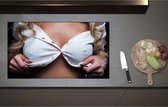 Inductieplaat Beschermer - Blonde Vrouw in Lichtroze Topje met Open Knoopjes - 90x51 cm - 2 mm Dik - Inductie Beschermer - Bescherming Inductiekookplaat - Kookplaat Beschermer van Zwart Vinyl