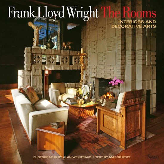 Boekomslag: "Frank Lloyd Wright The Rooms Interiors and Decorative Arts" met een afbeelding van een interieur met een stenen open haard.