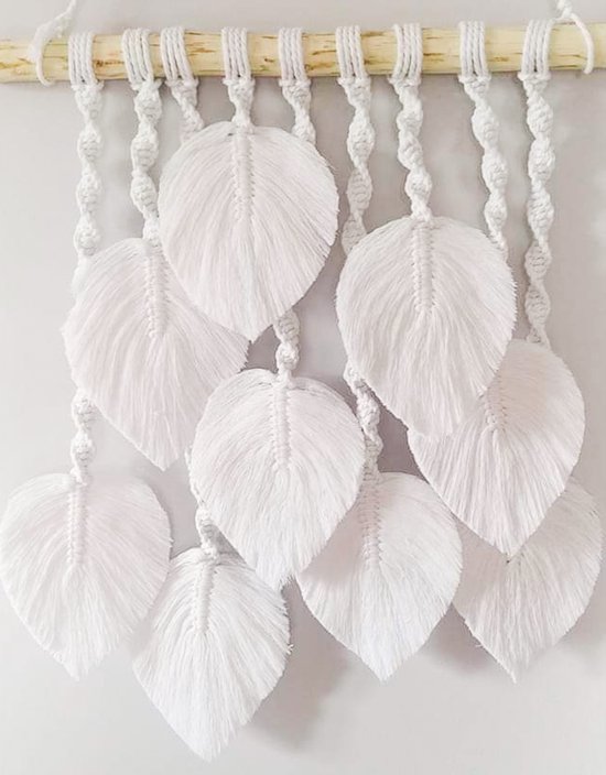 Macramé wandhanger met witte veren, bevestigd aan een houten stok.