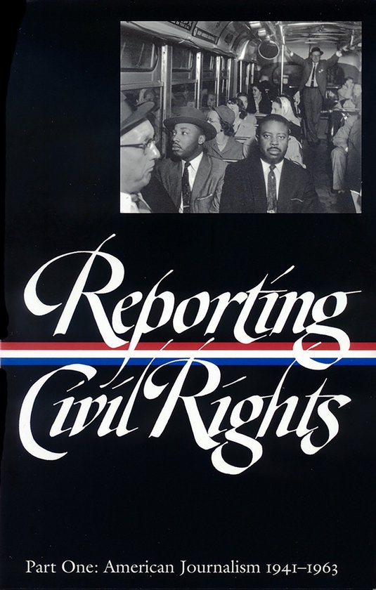 Titelpagina 'Reporting Civil Rights, Part One: American Journalism 1941-1963'. Zwart-witfoto van mannen in een bus.