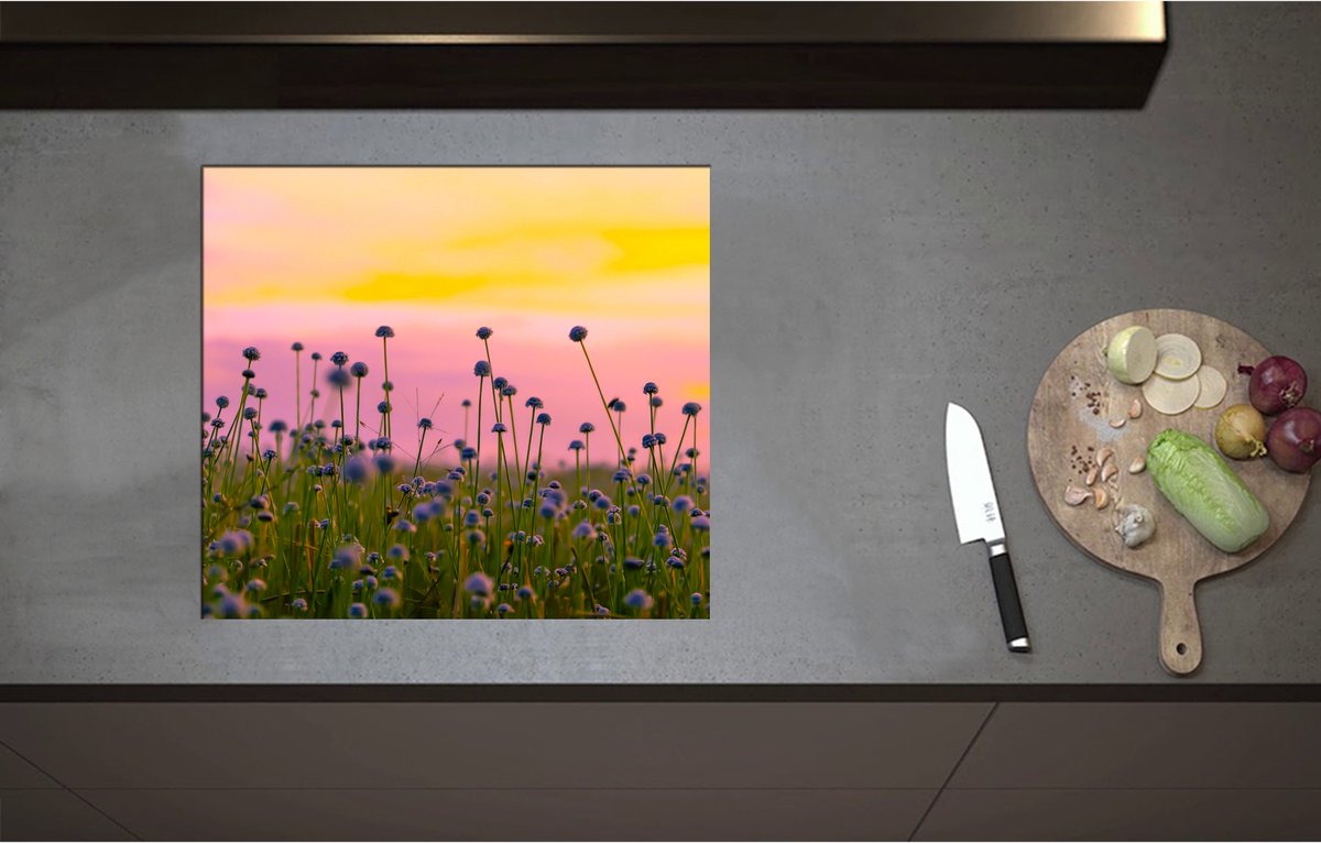 Inductieplaat Beschermer - Bloemenveld Vol Paarse Knopjes Bloemen - 58x52 cm - 2 mm Dik - Inductie Beschermer - Bescherming Inductiekookplaat - Kookplaat Beschermer van Zwart Vinyl