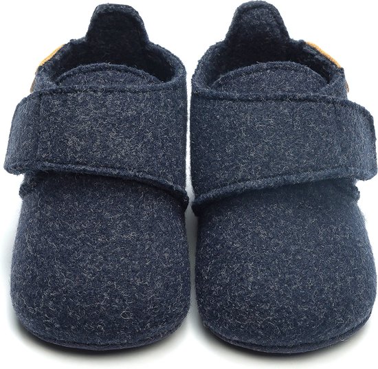Vooraanzicht van donkerblauwe babysloffen met klittenbandsluiting en bruine hielaccenten.