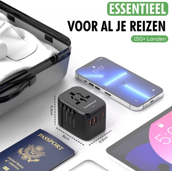 Zwarte reisstekker van 8x6.6x5.4cm naast een paspoort en smartphone, essentieel voor reizen naar 150+ landen.