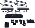 Onderdelen van een zwarte sling stand, inclusief metalen frame, banden, en draagtas.