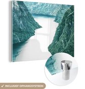MuchoWow® Glasschilderij 80x60 cm - Schilderij acrylglas - Natuur - Bergen - Groen - Rivier - Foto op glas - Schilderijen