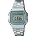 Zilverkleurig Casio horloge met groen digitaal display en metalen band.