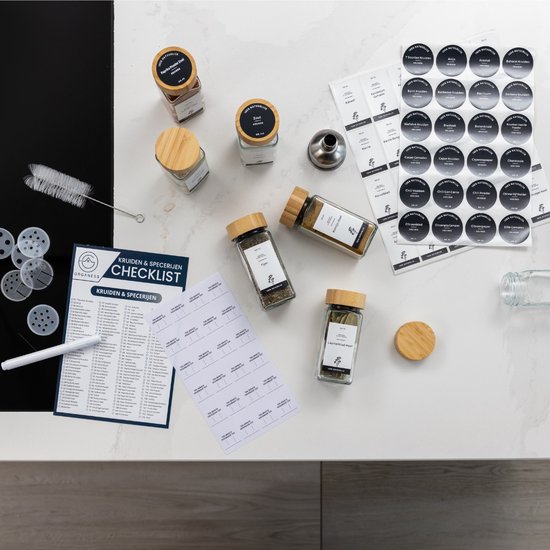 Een tafel met kruidenpotjes, etiketten, een checklist en accessoires voor kruiden.