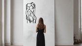 Vrouw4 - Silhouette - Metaalkunst - Wit - 90 cm- Line Art Decoratie - Muur Decoratie- Cadeau voor Vrouw- Inclusief ophangsysteem