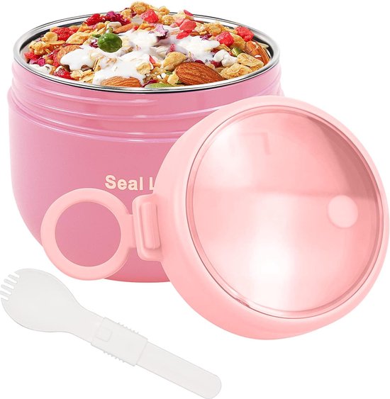 Roze beker gevuld met muesli en fruit, met een deksel ernaast en een witte lepel.
