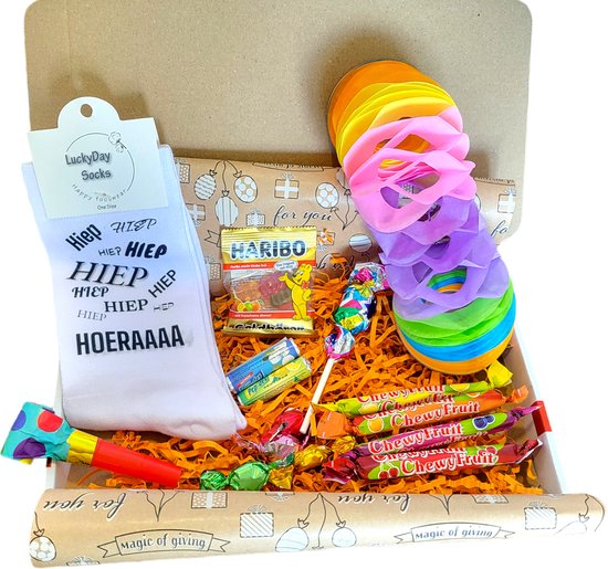Hiep Hiep Hoera - Verjaardag - Gift - Gefeliciteerd cadeau - Sokken met tekst - Witte sokken met tekst - Cadeau voor vrouw en man - Kado - Sokken - Verjaardags cadeau voor hem en haar - Vaderdag - Varrasing - Moederdag - LuckyDay Socks - Maat 37-44