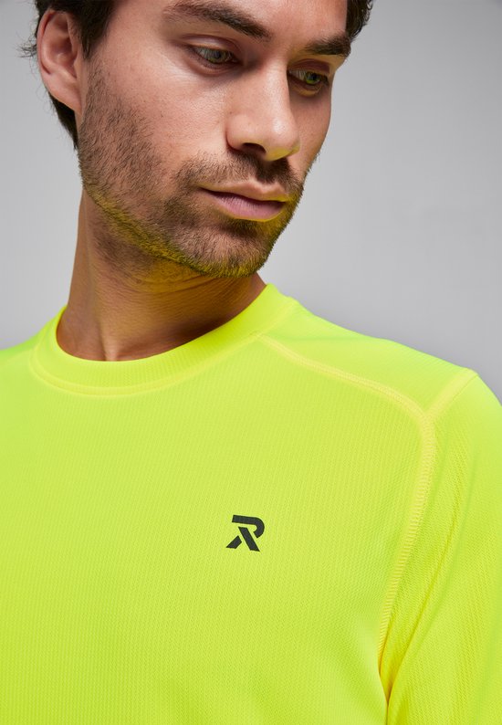 Limegroen sportshirt met zwart 'R' logo op de borst.
