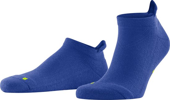 Paar kobaltblauwe Falke enkelsokken met open structuur en limegroene logo.