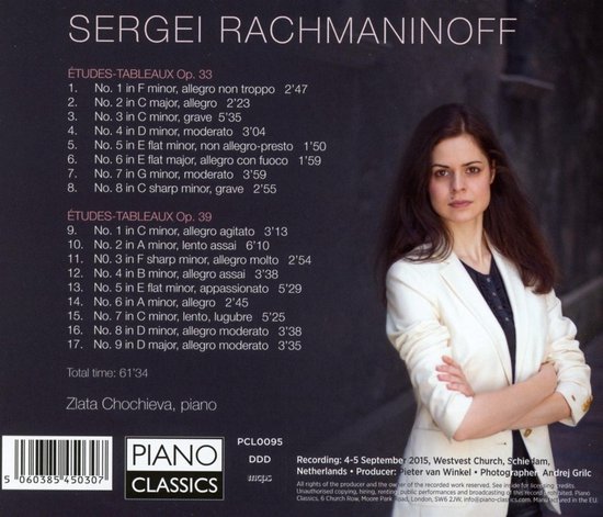 Vrouw met lang bruin haar, gekleed in een wit jasje en zwarte top, staat met gekruiste armen. Titel: Rachmaninoff Études-Tableaux Op. 33 & 39. Pianist: Zlata Chochieva.