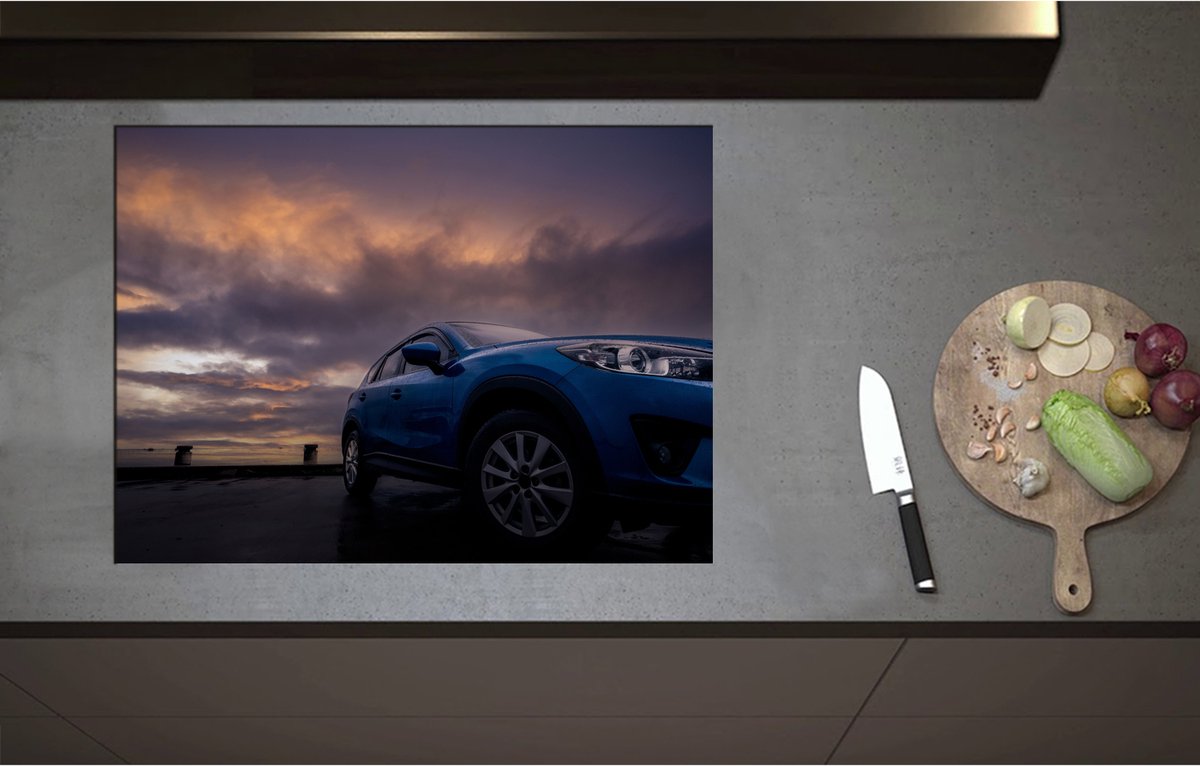 Inductieplaat Beschermer - Blauwe Auto in Regenbui onder Donkere Bewolking - 75x55 cm - 2 mm Dik - Inductie Beschermer - Bescherming Inductiekookplaat - Kookplaat Beschermer van Wit Vinyl