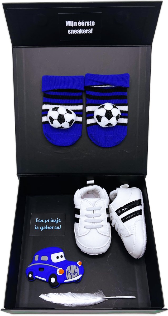 Goedkoopste Kraamcadeau jongen met voetbalsokjes, babyschoentjes en bijtring auto - kan ook rechtstreeks als cadeau worden verstuurd - kraamkado jongen - kraampakket - babyshower