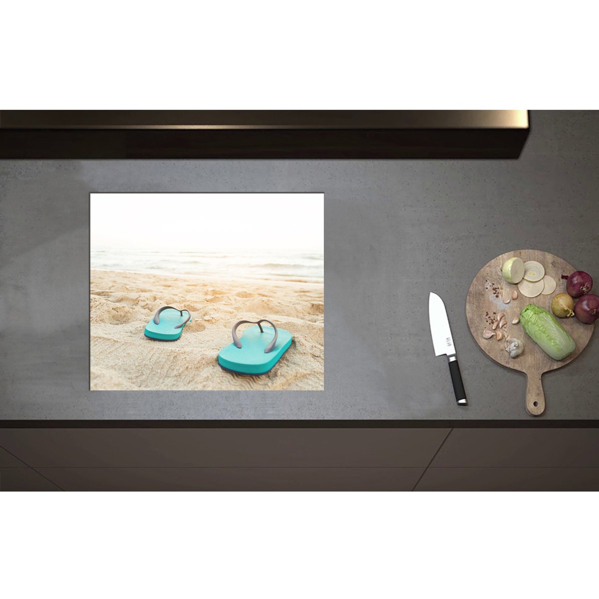 Inductieplaat Beschermer - Blauw Paar Slippers op Strand aan de Zee - 59x50 cm - 2 mm Dik - Inductie Beschermer - Bescherming Inductiekookplaat - Kookplaat Beschermer van Wit Vinyl