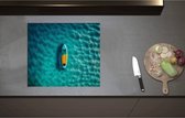 Inductieplaat Beschermer - Blauw met Geel Surfboard Dobberend op de Blauwe Oceaan - 59x52 cm - 2 mm Dik - Inductie Beschermer - Bescherming Inductiekookplaat - Kookplaat Beschermer van Wit Vinyl