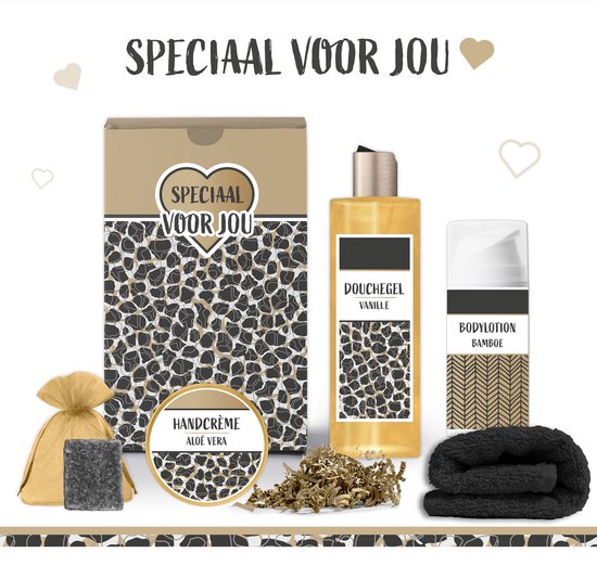 Geschenkset met een zeepje, handcrème, douchegel, bodylotion en zwarte handdoek op een witte achtergrond met hartjes.