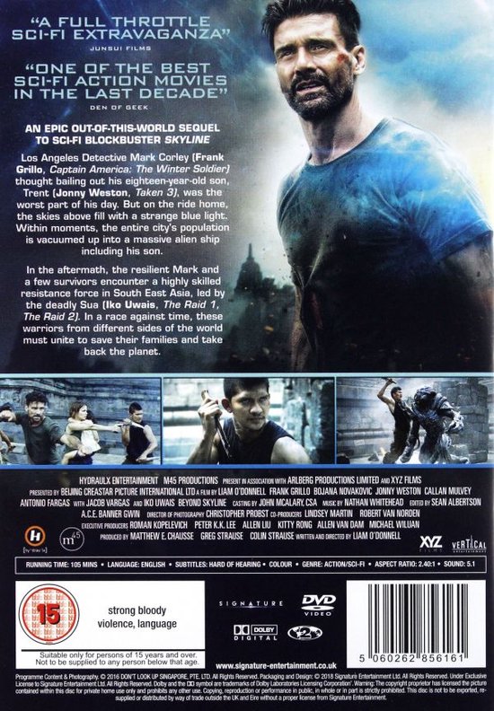 De achterkant van de dvd-hoes van 'Beyond Skyline' met een stoere Frank Grillo in een blauw shirt.