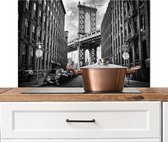 Spatscherm keuken 80x55 cm - Kookplaat achterwand Straat - Brug - Amerika - Zwart wit - Muurbeschermer - Spatwand fornuis - Hoogwaardig aluminium