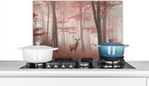 Spatscherm keuken 60x40 cm - Kookplaat achterwand Hert - Bos - Rood - Herfst - Muurbeschermer - Spatwand fornuis - Hoogwaardig aluminium