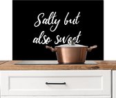 Spatscherm keuken 80x55 cm - Kookplaat achterwand Salty but also sweet - Kruiden - Koken - Quotes - Spreuken - Muurbeschermer - Spatwand fornuis - Hoogwaardig aluminium