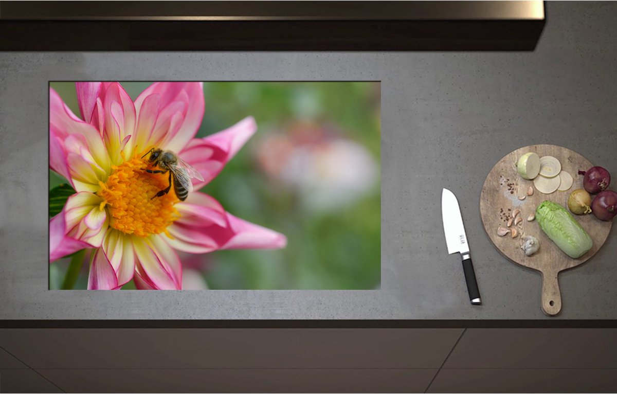 Inductieplaat Beschermer - Bij op Midden van Roze Dahlia Bloem - 80x51 cm - 2 mm Dik - Inductie Beschermer - Bescherming Inductiekookplaat - Kookplaat Beschermer van Wit Vinyl